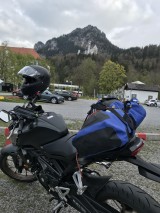 Die Honda mit Gepäck vor Schloss Neuschwanstein